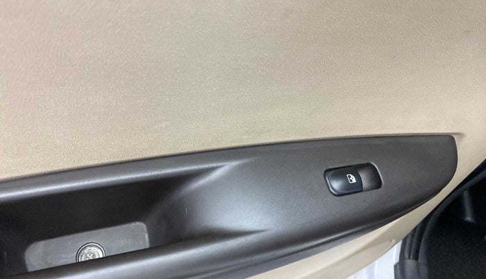 2013 Hyundai i20 MAGNA (O) 1.2, Petrol, Manual, 75,864 km, Left rear window switch / handle - Minor damage