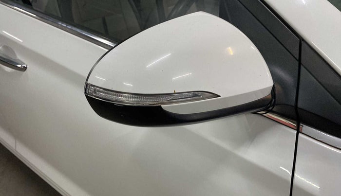2020 Hyundai Verna 1.6 VTVT SX, Petrol, Manual, 37,506 km, Right rear-view mirror - Indicator light has minor damage