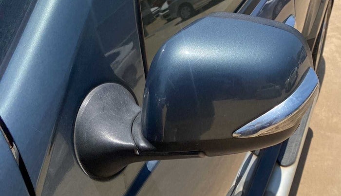 2014 Renault Duster 85 PS RXL DIESEL, Diesel, Manual, 69,898 km, Left rear-view mirror - Indicator light has minor damage