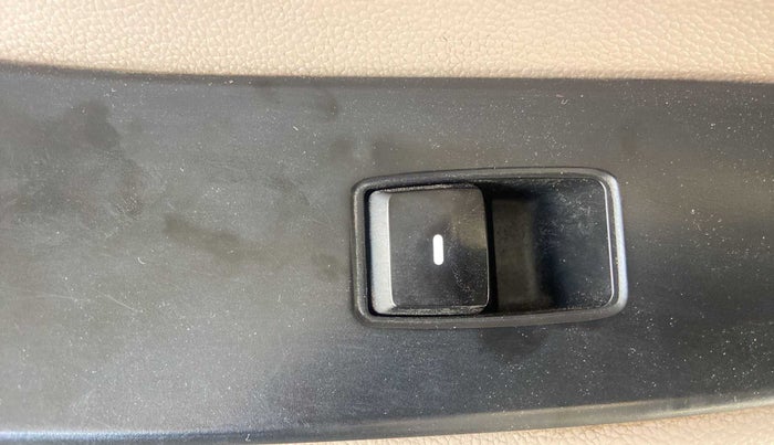 2016 Hyundai Elite i20 ASTA 1.2 (O), Petrol, Manual, 1,07,811 km, Left front window switch / handle - Minor damage
