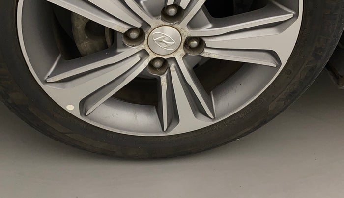 2018 Hyundai Verna 1.6 VTVT SX, Petrol, Manual, 26,933 km, Left front tyre - Minor crack
