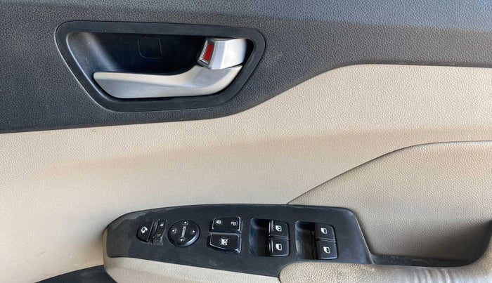2017 Hyundai Verna 1.6 SX (O) CRDI MT, Diesel, Manual, 1,11,376 km, Driver Side Door Panels Control