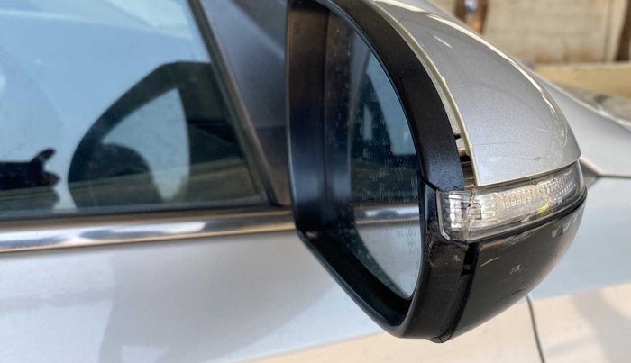 2017 Hyundai Verna 1.6 SX (O) CRDI MT, Diesel, Manual, 1,11,376 km, Right rear-view mirror - Cover has minor damage