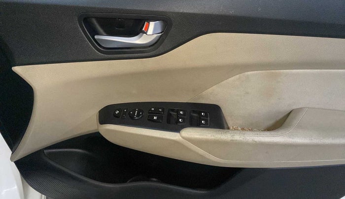2017 Hyundai Verna 1.6 CRDI SX, Diesel, Manual, 63,286 km, Driver Side Door Panels Control