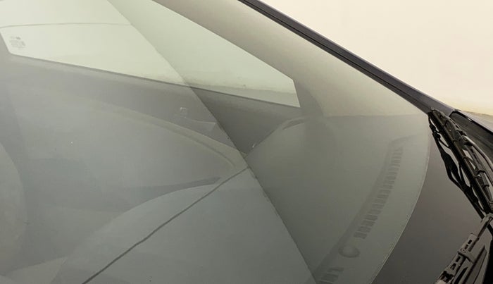 2017 Hyundai Verna 1.6 VTVT SX, Petrol, Manual, 43,556 km, Front windshield - Minor spot on windshield