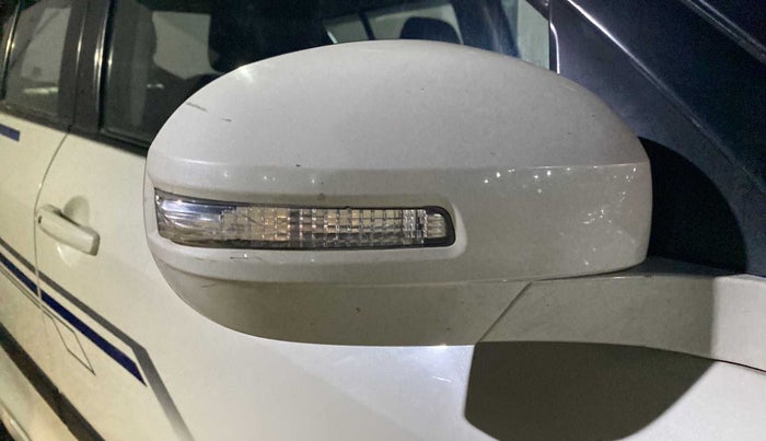 2016 Maruti Swift ZXI, Petrol, Manual, 52,385 km, Right rear-view mirror - Indicator light has minor damage