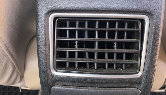 2016 Volkswagen Ameo HIGHLINE1.2L, Petrol, Manual, 97,656 km, AC Unit - Rear vent has minor damage