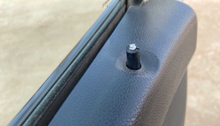 2016 Renault Kwid RXT 0.8 (O), Petrol, Manual, 75,513 km, Lock system - Door lock knob has minor damage