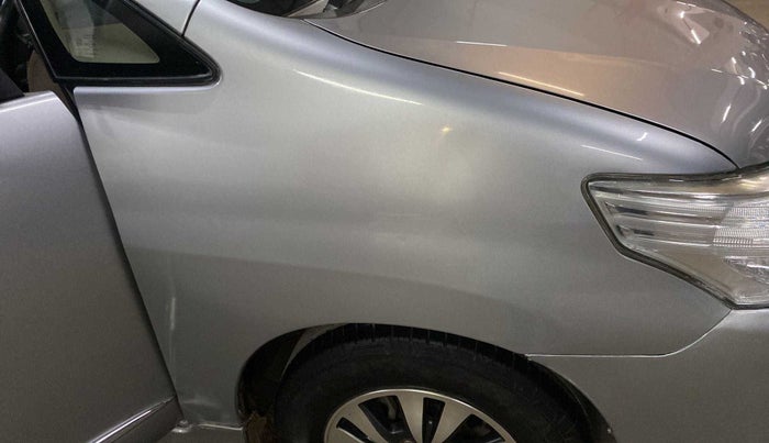 2015 Toyota Innova 2.5 VX 8 STR, Diesel, Manual, 90,880 km, Right fender - Paint has minor damage