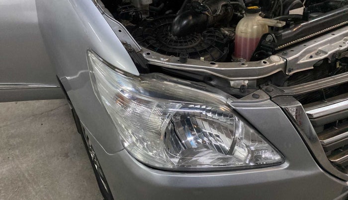 2015 Toyota Innova 2.5 VX 8 STR, Diesel, Manual, 90,880 km, Right headlight - Minor scratches