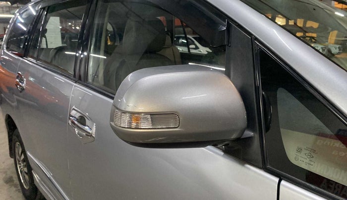 2015 Toyota Innova 2.5 VX 8 STR, Diesel, Manual, 90,880 km, Right rear-view mirror - Cover has minor damage