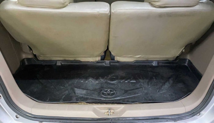 2015 Toyota Innova 2.5 VX 8 STR, Diesel, Manual, 90,880 km, Boot Inside
