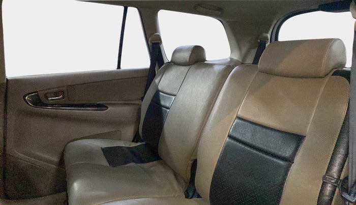 2015 Toyota Innova 2.5 VX 8 STR, Diesel, Manual, 90,880 km, Right Side Rear Door Cabin