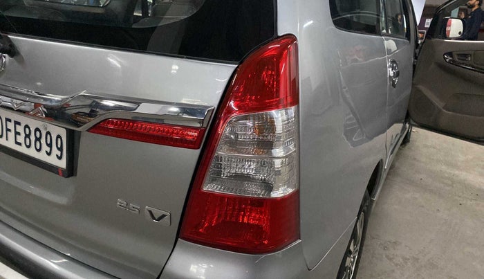 2015 Toyota Innova 2.5 VX 8 STR, Diesel, Manual, 90,880 km, Right tail light - Minor damage