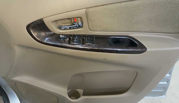 2015 Toyota Innova 2.5 VX 8 STR, Diesel, Manual, 90,880 km, Driver Side Door Panels Control