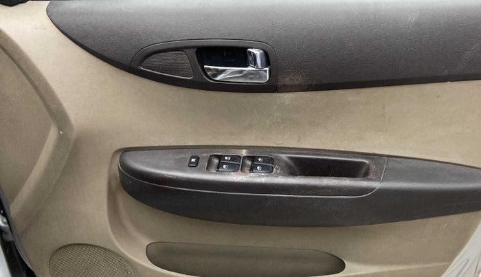 2011 Hyundai i20 MAGNA 1.2, Petrol, Manual, 97,176 km, Driver Side Door Panels Control