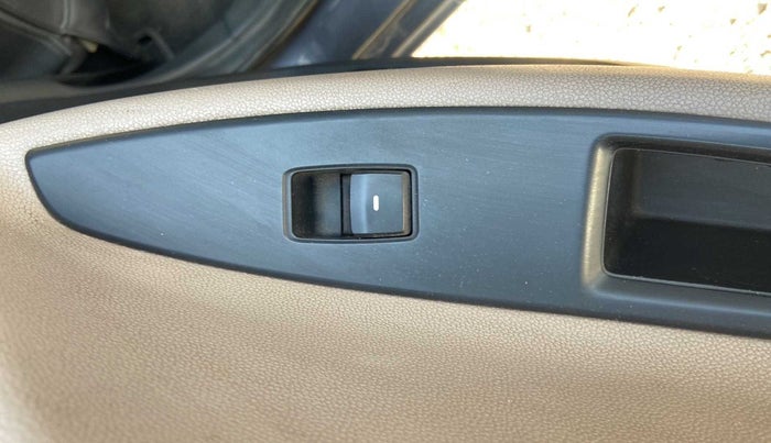 2016 Hyundai Elite i20 ASTA 1.2, CNG, Manual, 94,723 km, Left rear window switch / handle - Minor damage