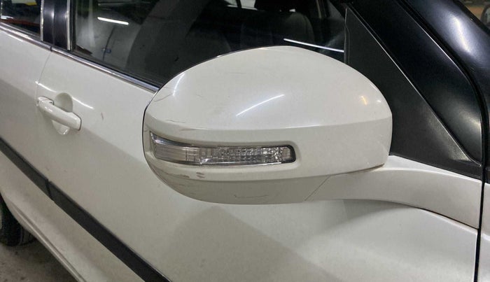 2015 Maruti Swift VXI, Petrol, Manual, 84,066 km, Right rear-view mirror - Indicator light has minor damage
