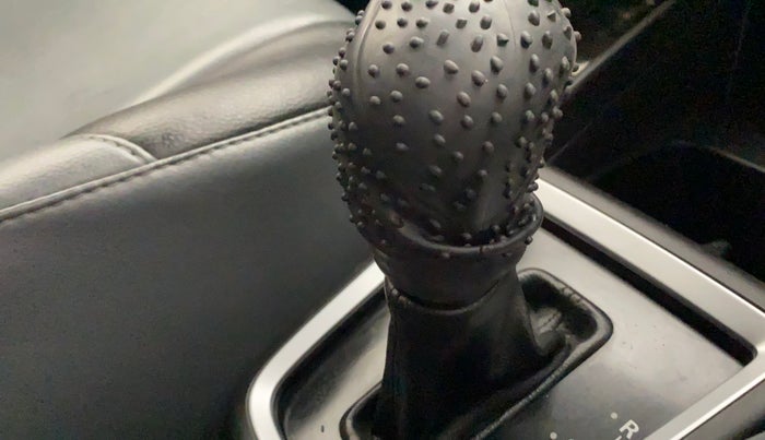 2018 Maruti Swift ZXI AMT, Petrol, Automatic, 43,423 km, Gear lever - Knob has minor damage