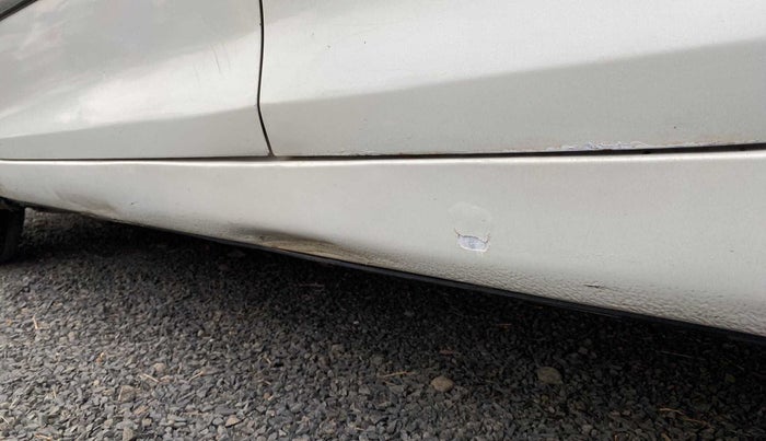 2014 Maruti Swift VXI, Petrol, Manual, 58,203 km, Left running board - Paint has minor damage
