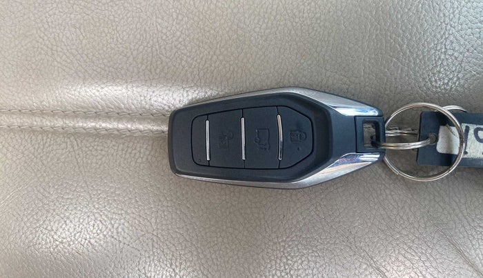 2017 Mahindra XUV500 W10 AT, Diesel, Automatic, 24,950 km, Key Close Up