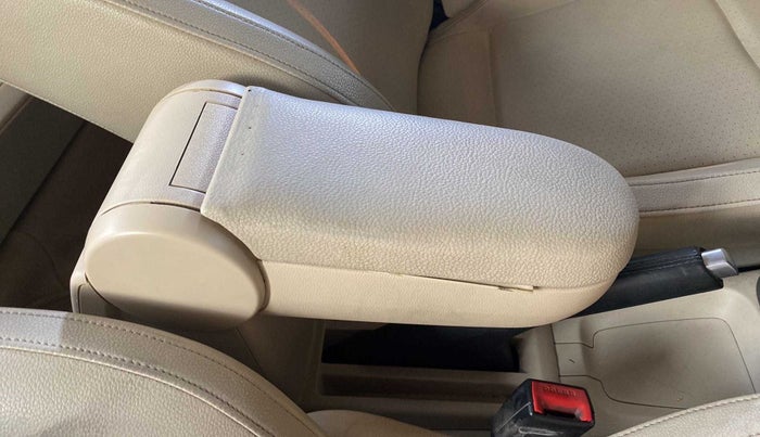 2014 Volkswagen Vento HIGHLINE DIESEL 1.6, Diesel, Manual, 1,14,668 km, Driver seat - Armrest has miinor damage