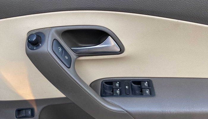 2014 Volkswagen Vento HIGHLINE DIESEL 1.6, Diesel, Manual, 1,14,668 km, Right front window switch / handle - Minor damage