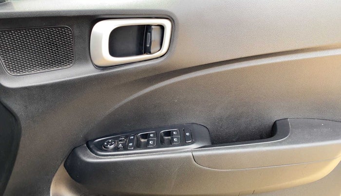 2021 Hyundai VENUE S+ 1.2, Petrol, Manual, 41,699 km, Driver Side Door Panels Control