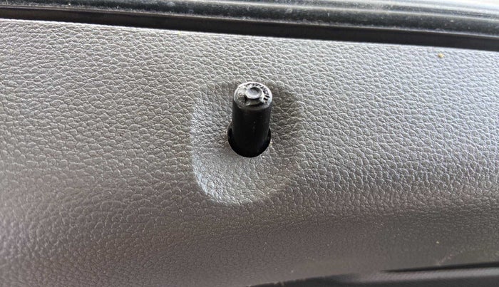 2020 Renault Kwid RXT 1.0 (O), Petrol, Manual, 39,509 km, Lock system - Door lock knob has minor damage