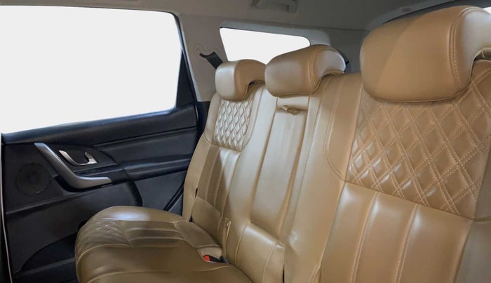 2018 Mahindra XUV500 W11, Diesel, Manual, 76,476 km, Right Side Rear Door Cabin