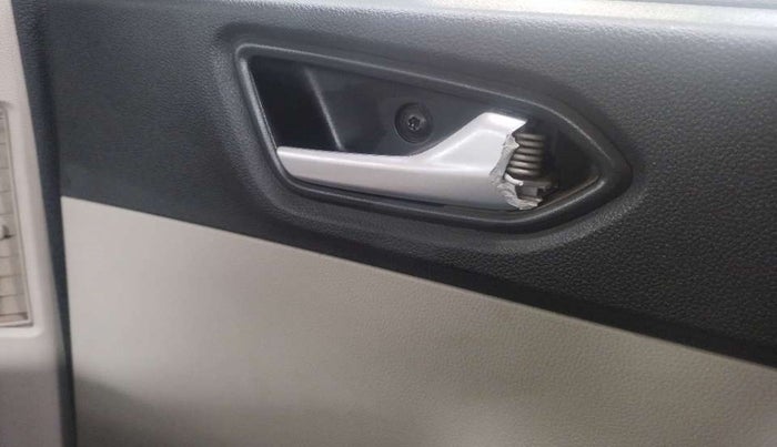 2020 Renault TRIBER RXZ AMT, Petrol, Automatic, 30,839 km, Right rear door - Door handle has minor damage