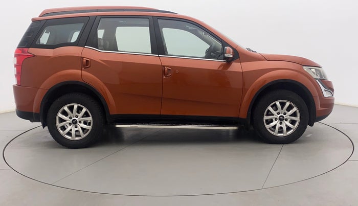 2015 Mahindra XUV500 W10, Diesel, Manual, 1,00,282 km, Right Side View