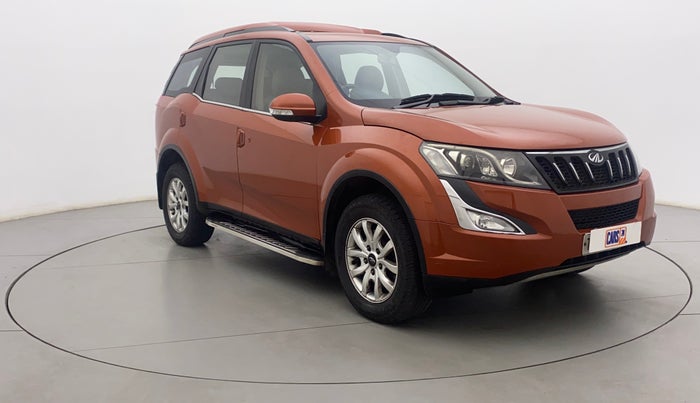 2015 Mahindra XUV500 W10, Diesel, Manual, 1,00,282 km, Right Front Diagonal