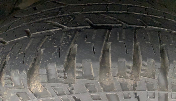 2015 Mahindra XUV500 W10, Diesel, Manual, 1,00,282 km, Left Front Tyre Tread