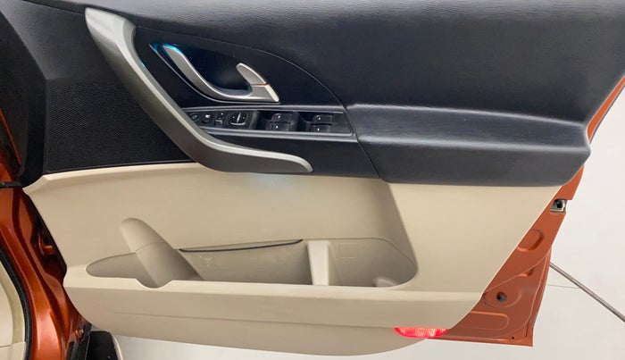 2015 Mahindra XUV500 W10, Diesel, Manual, 1,00,282 km, Driver Side Door Panels Control