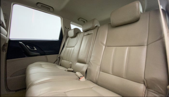2015 Mahindra XUV500 W10, Diesel, Manual, 1,00,282 km, Right Side Rear Door Cabin