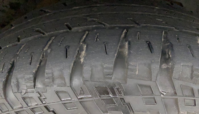 2015 Mahindra XUV500 W10, Diesel, Manual, 1,00,282 km, Right Front Tyre Tread