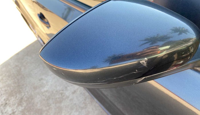 2016 Volkswagen Polo COMFORTLINE 1.2L, Petrol, Manual, 99,584 km, Right rear-view mirror - ORVM switch has minor damage