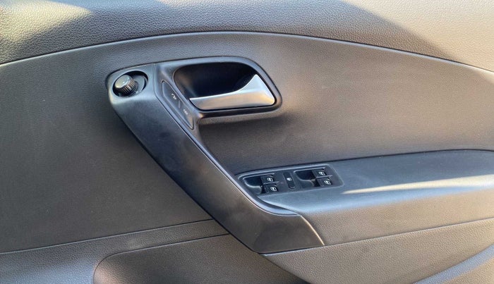 2016 Volkswagen Polo COMFORTLINE 1.2L, Petrol, Manual, 99,584 km, Driver Side Door Panels Control