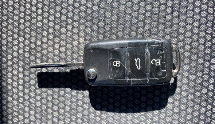 2016 Volkswagen Polo COMFORTLINE 1.2L, Petrol, Manual, 99,584 km, Key Close Up