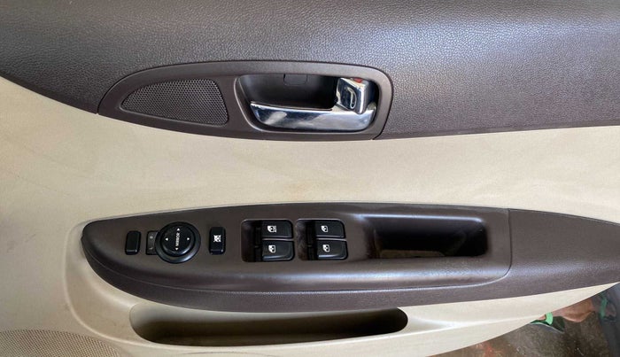 2011 Hyundai i20 SPORTZ 1.2, Petrol, Manual, 74,810 km, Driver Side Door Panels Control
