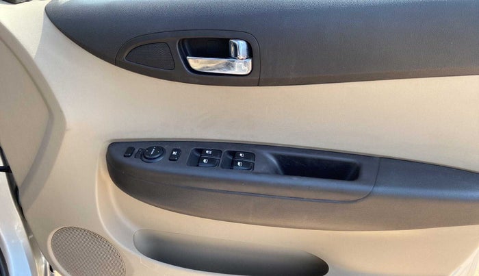 2012 Hyundai i20 SPORTZ 1.2, Petrol, Manual, 64,048 km, Driver Side Door Panels Control