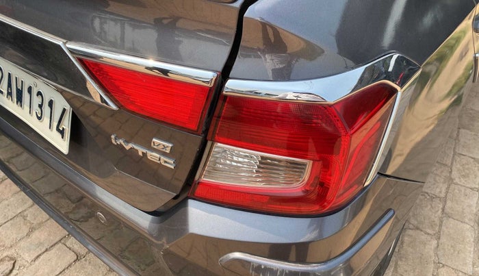 2018 Honda Amaze 1.2L I-VTEC VX, Petrol, Manual, 20,105 km, Right tail light - Minor damage
