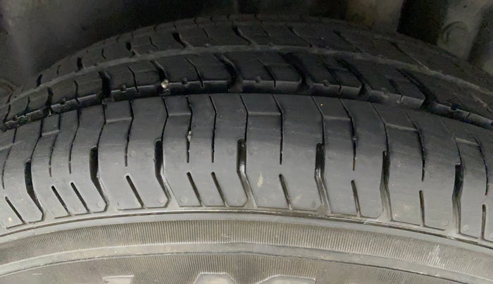 2016 Maruti Swift VXI, Petrol, Manual, 70,948 km, Left Rear Tyre Tread