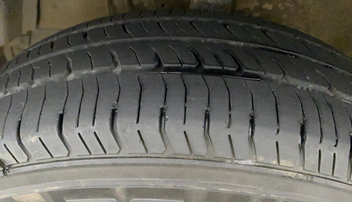 2016 Maruti Swift VXI, Petrol, Manual, 70,948 km, Left Front Tyre Tread