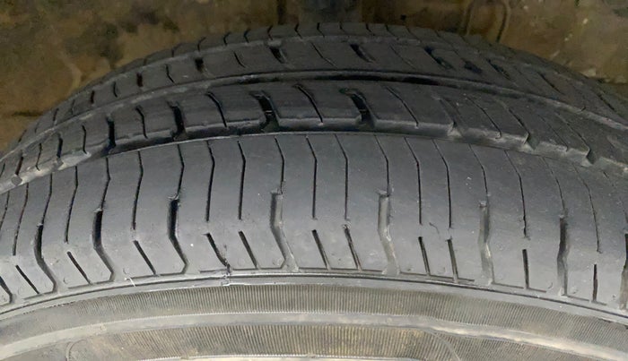 2016 Maruti Swift VXI, Petrol, Manual, 70,948 km, Right Front Tyre Tread