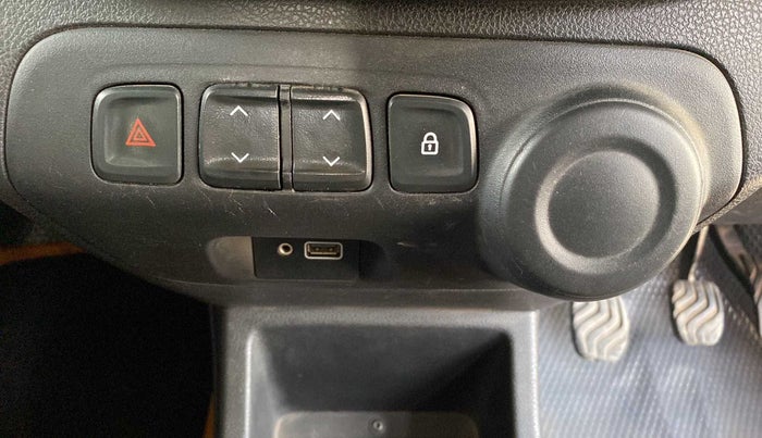 2018 Renault Kwid RXT 1.0 (O), Petrol, Manual, 77,763 km, Driver Side Door Panels Control