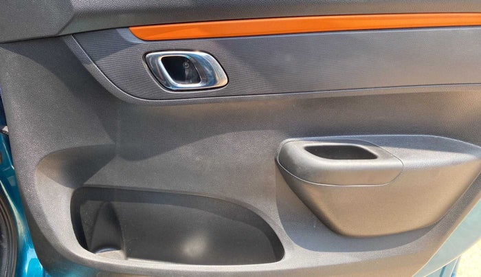 2019 Renault Kwid CLIMBER 1.0 (O), Petrol, Manual, 24,330 km, Driver Side Door Panels Control
