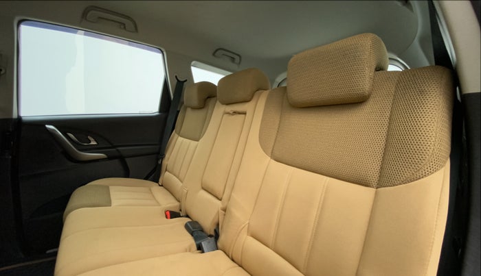 2018 Mahindra XUV500 W7 FWD, Diesel, Manual, 24,251 km, Right Side Rear Door Cabin