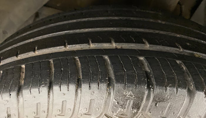 2018 Mahindra XUV500 W7 FWD, Diesel, Manual, 24,251 km, Left Front Tyre Tread